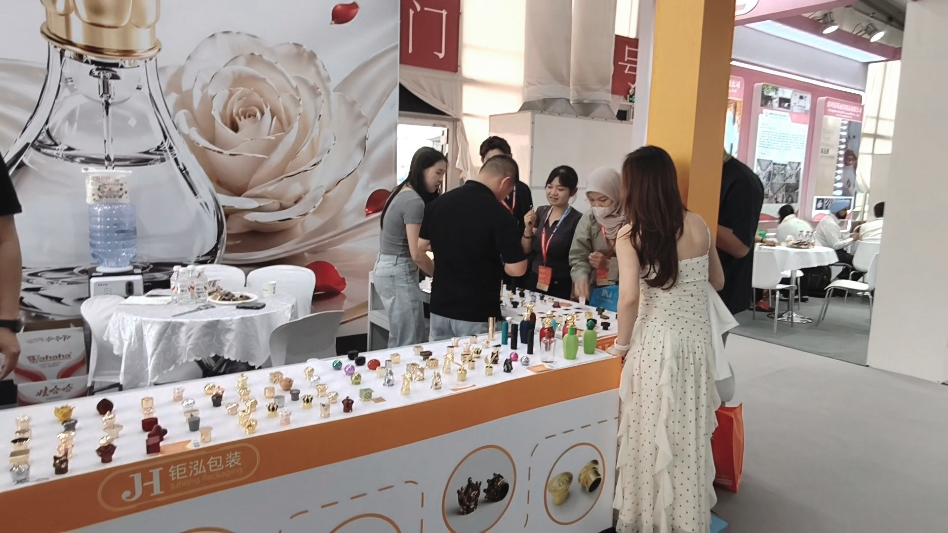 Últimos blogs da empresa sobre Juhong Packaging alcança grande sucesso na CBE Shanghai 2026, apresentando tampas de perfume Zamak de luxo de última geração