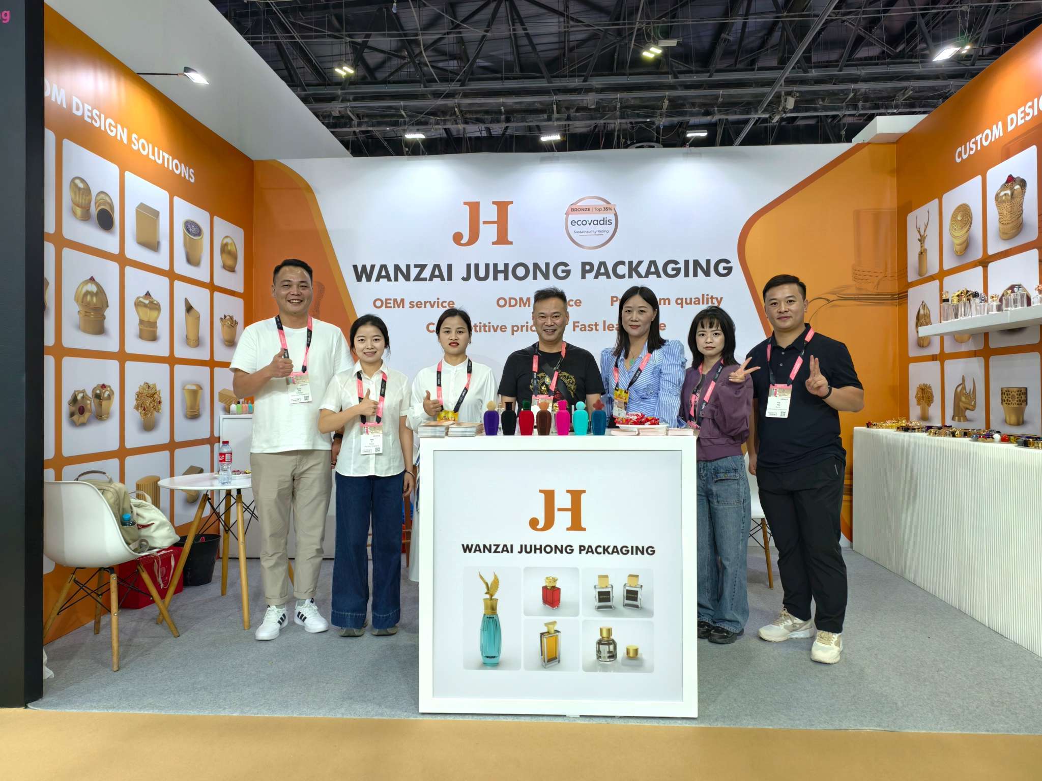 Últimos blogs da empresa sobre Juhong Packaging brilha no Beautyworld Middle East 2025 em Dubai, apresentando fechamentos de perfumes de luxo Zamak