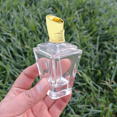 Abu Dhabi National Exhibition Centre dá forma ao tampão do perfume de Zamac com garrafa