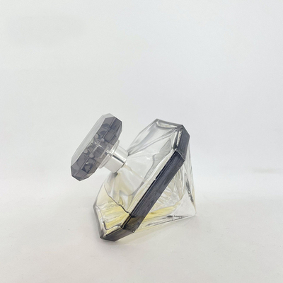 A imprensa da garrafa de vidro de Diamond Shaped Perfume Bottle 75ml 100ml pulveriza a garrafa vazia com o empacotamento dos cosméticos dos tampões do zamak