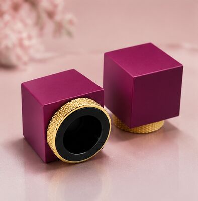 comprar Tampão de Perfume AURÉLIA Cube Luxe em Liga de Zinco com Logotipo Personalizado e Acabamento Eletrodepositado Fabricação em linha
