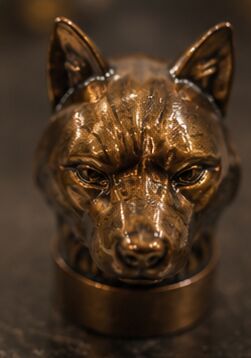 comprar Tampa de Perfume de Zamak com Cabeça de Lobo 3D em Bronze Antigo com Logotipo Personalizável Fabricação em linha