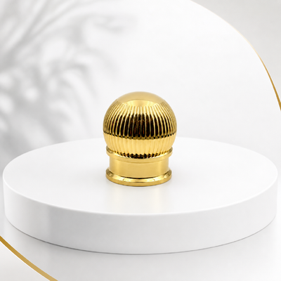 comprar Venda por atacado Linha vertical de ouro alto brilho Bolas de perfume de bola de abóbora com tampa de garrafa com base de dupla camada de nervuras fechamento Zamac esférico OEM Logotipo de gravura personalizado Oriente Médio Embalagem de fragrâncias de luxo Fabricação em linha