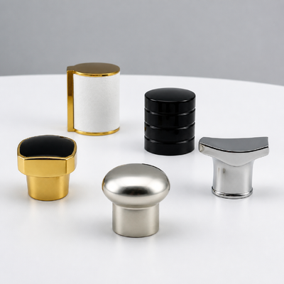 Comprar Modern Multi-Shape Zamac Perfume Bottle Cap Couro Enrolado Quadrado Rondão Manuseio Metal tapa Logotipo personalizado para frasco de vidro de fragrância Fabricação em linha