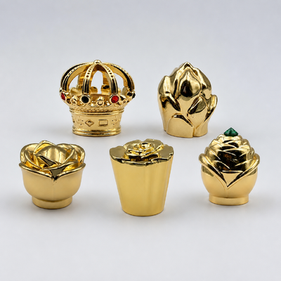 Comprar Tampão de perfume de liga de zinco com coroa de flores 3D, cravejado de pedras preciosas douradas, fecho decorativo para garrafa de perfume, logotipo personalizado para fragrância Oud Fabricação em linha