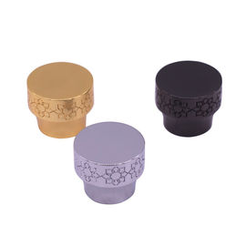 comprar tampão cinzelado parte alta do perfume de Zamac do teste padrão de 34mm para garrafas de perfume vazias online manufacture