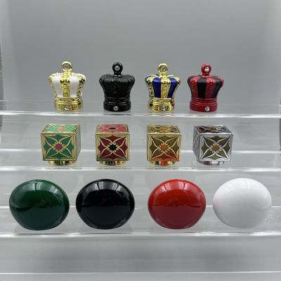 Exquisitas tampas de perfume Zamak de diamante preto / ouro para garrafas padrão