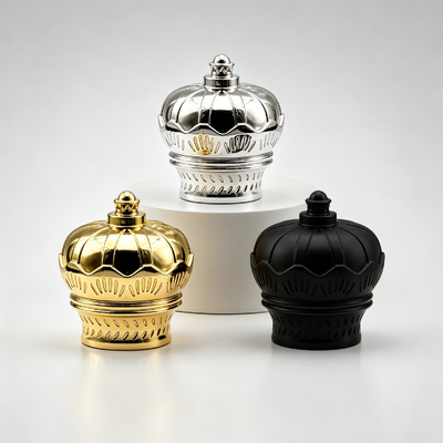 Tampa de perfume de luxo em formato de coroa em liga de zinco esculpida e vazada direto da fábrica encaixe FEA15 tampa de frasco de perfume em zamac vintage com relevo galvanoplastia multicolorida logotipo personalizado OEM ODM