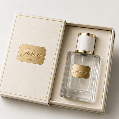Garrafa de perfume quadrada de luxo em vidro transparente com tampa de zamac envolta em couro branco, frasco spray de fragrância vazio com base grossa, recipiente de perfume de vidro com logotipo de metal personalizado